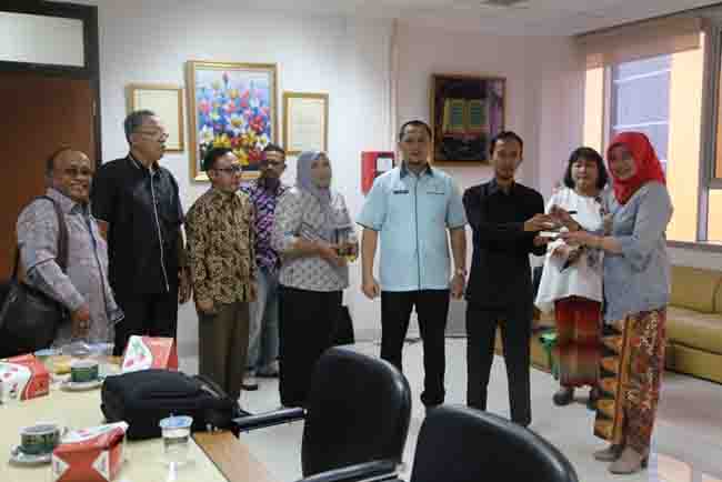 Wakil ketua DPRD Zulhelmi didampingi ketua Komisi IV Abi Bahrun menyerahkan cenderamata kepada manajemen RSUD Pasar Rebo Jakarta.